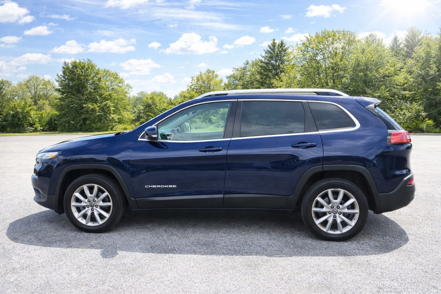 Mężczyźni przy samochodzie osobowym