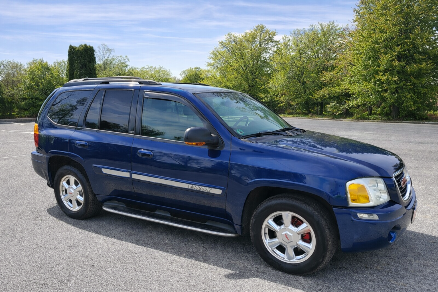 Mężczyźni przy samochodzie osobowym